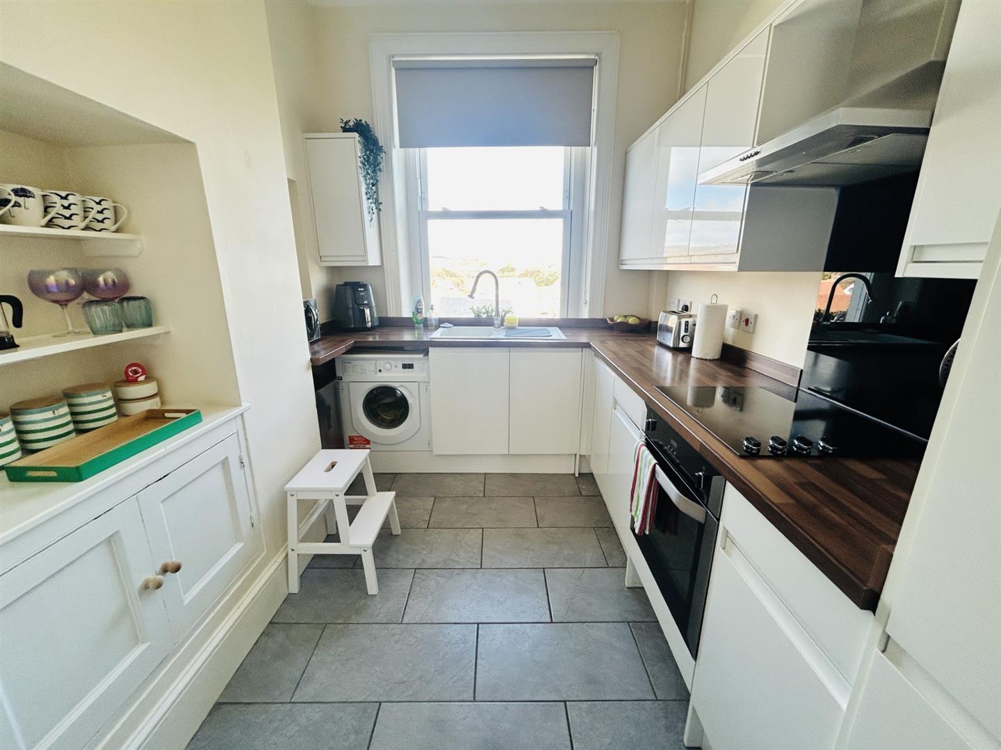 3 Bedroom Flat/Apartment. Highcliff Court, 7 South Cliff in Eastbourne, East Sussex 4